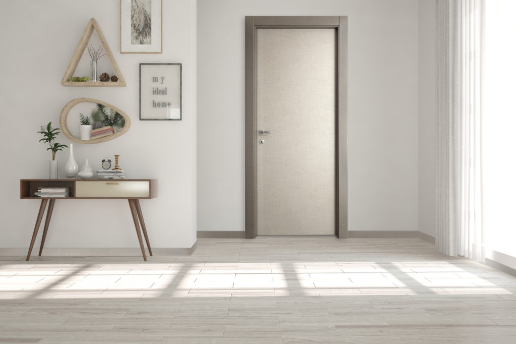 Porta interna moderna con finitura chiara in ambiente residenziale